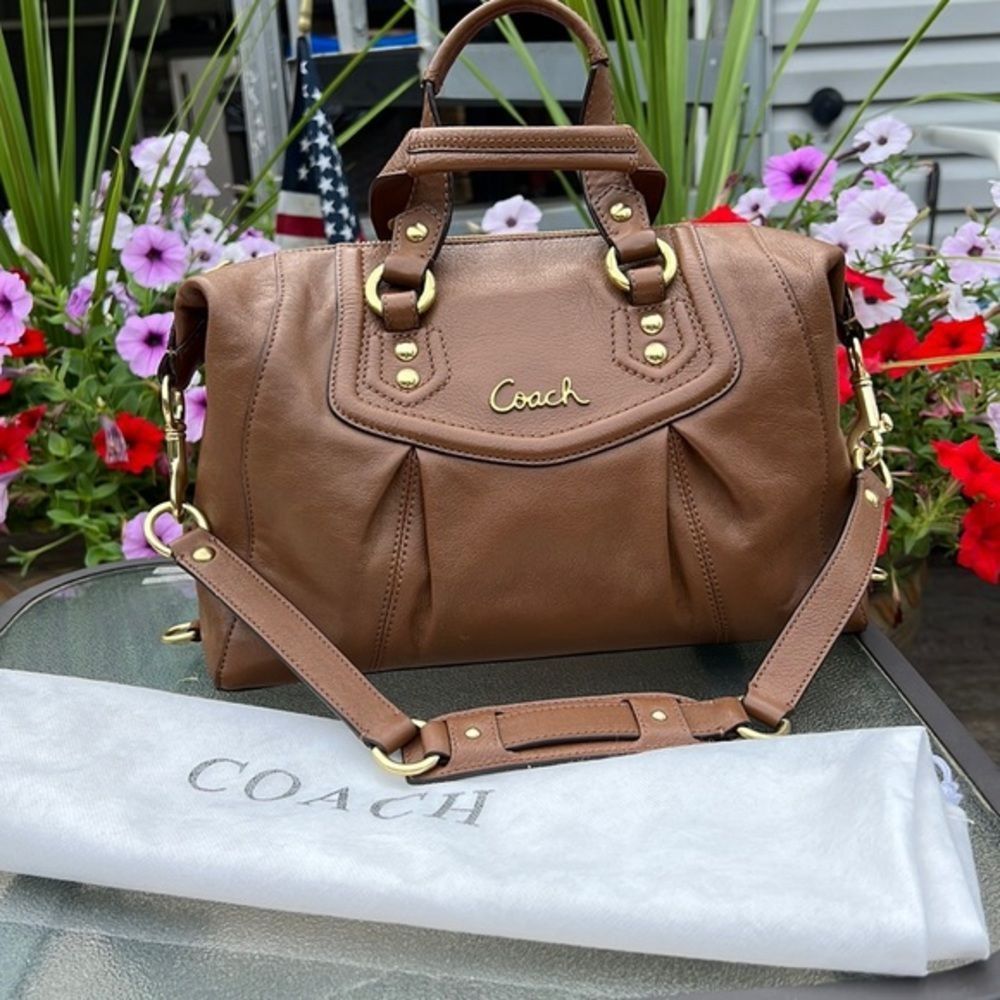 COACH hand bag. Beautiful condition, barely used